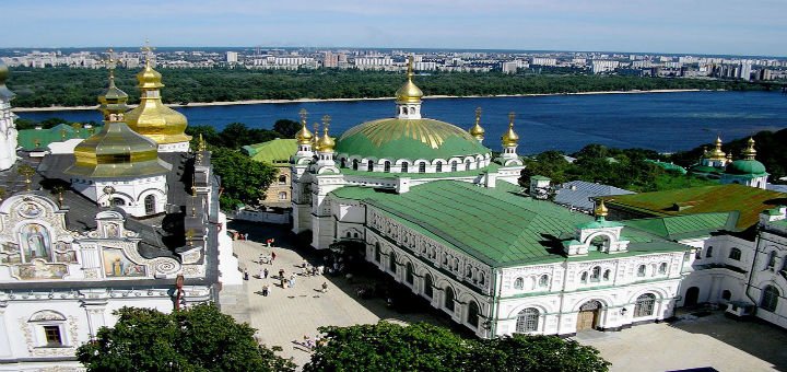 Вид на Киево-печерский заповедник в Киеве. Посетите экскурсию по акции.