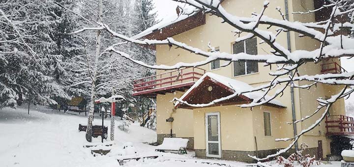 Mini hotel "Dzvinka" in Slavskoe. Book by promotion.