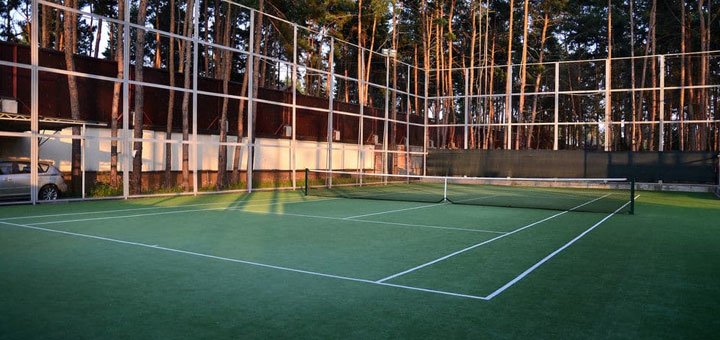 Тенісний корт у готелі «Сезони SPA». Забронювати номер зі знижкою. Готелі під Києвом. Купити СПА путівку зі знижкою.