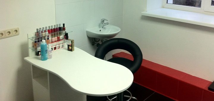 Manicure in the beauty salon "Maki". Order promotional services