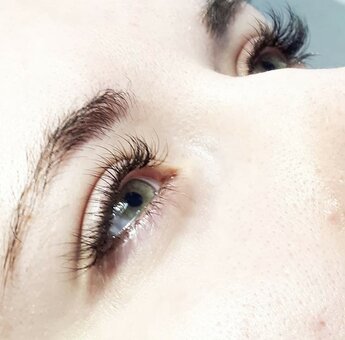 Eyelash extension 2D in the Victoria Litvinchik salon in Kharkov. Sign up with a discount