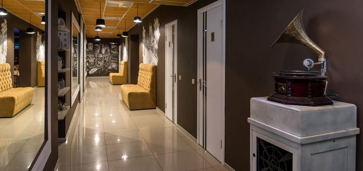 Холл в отеле «Ambassador Plaza». Забронировать номер в отеле «Амбассадор» со скидкой. Отели в Киеве.