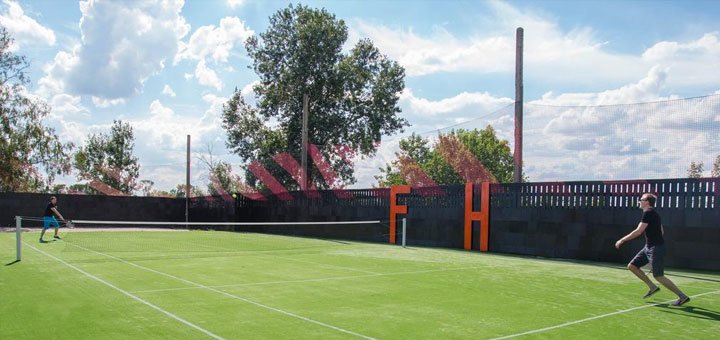 Теніс в готелі «Field House» .Парк готель «Field House» під Дніпром. Заміські готелі в Дніпрі. забронювати номер зі знижкою.
