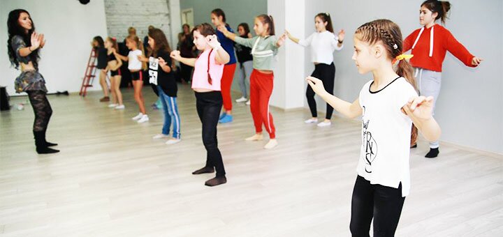 Discounts on holidays in the children&#39;s dance camp sensation dance studio1