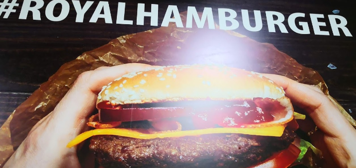 Привітний персонал в royal burger