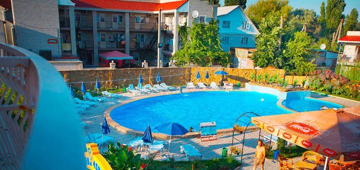 Swimming pool of the hotel "27 Zhemchuzhin". Relax with a discount