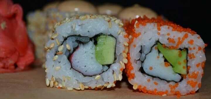 Discount on food with delivery from sushi max
