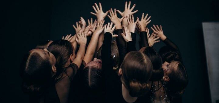 Современные танцы для взрослых и детей в «Lysokon Dance Studio» в Киеве. Записаться в школу танцев по скидке.