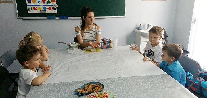 Child psychologist at the So-Easy development and training center in Dnipro. Activities for children are inexpensive.