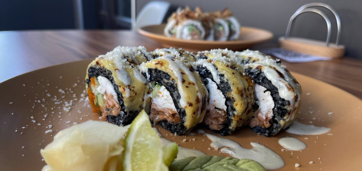 Служба доставки суходолу Sushi Experts. Замовляйте по акції 4