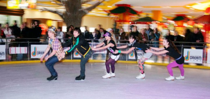 Ice skating at Dream Town with discount