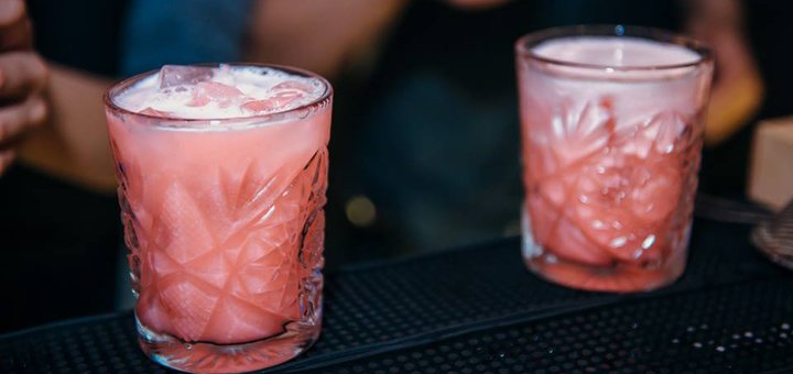 Авторские коктейли в баре The Cult speakeasy во Львове. Заказывайте напитки, шоты и лонги со скидкой.