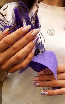 Manicurist Elena. Get a 20% discount on your visit.
