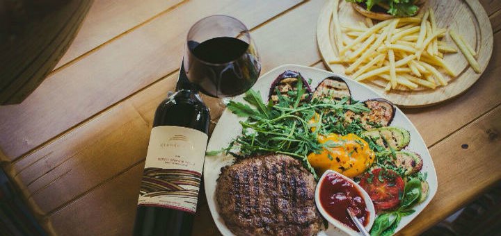 American and European cuisine in the bar «Bar BQ» Odessa. Book a table for the promotion.