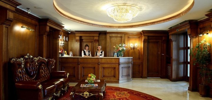 Ресепшн в SPA-отеле «Променад» в Трускавце. Бронируйте номера со скидкой.