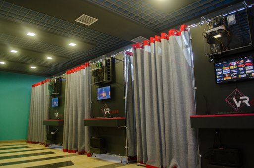 Ігри віртуальної реальності Бетмен у клубі "VR Cube" у Львові. Бронюйте час на гру Batman Arkham VR акцією.