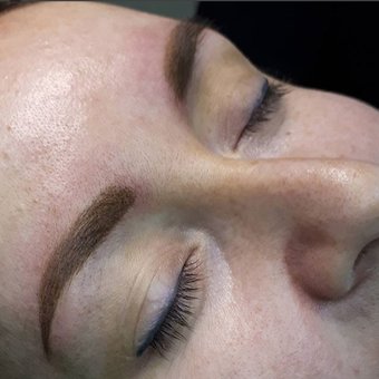 Eyebrow tattooing at the permanent make-up and cosmetology studio of Hanny Kolesnik in Kharkov. Sign up for the procedure for the promotion.
