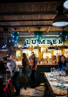 Затишна атмосфера в ресторані «lumber» в дніпрі. забронювати столик зі знижкою