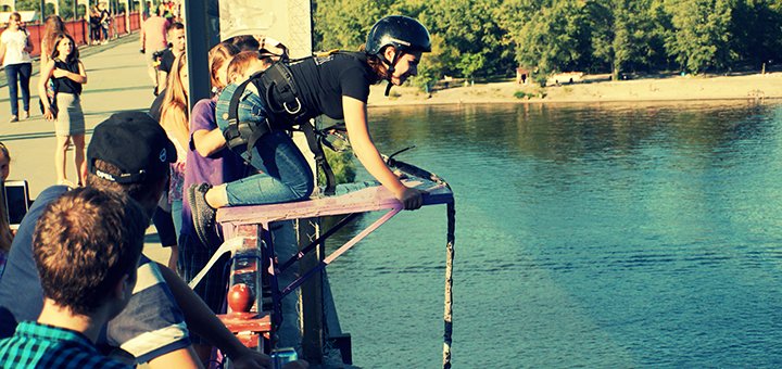 Прыжок с пешеходного моста от клуба активного отдыха «Shanti Extreme» в Киеве
