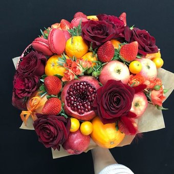 A bouquet of fruits in the Fruits & Flowers Market boutique in Dnipro. Order at a discount.