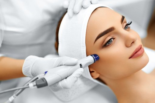 Microcurrent therapy in the Beauty Honey salon in Kiev. Make an appointment with a beautician at a discount.